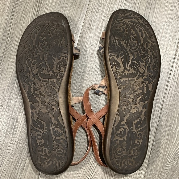 NAOT Judith Strappy Animal Print Metallic Adjustable Strap Sandals size 7 - Picture 9 of 9